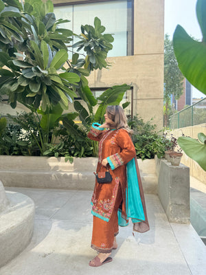 Crafted in pure self sheesha silk, Cinnamon Mocha features colourful, delicate machine embroidery that adds vibrance and charm. 